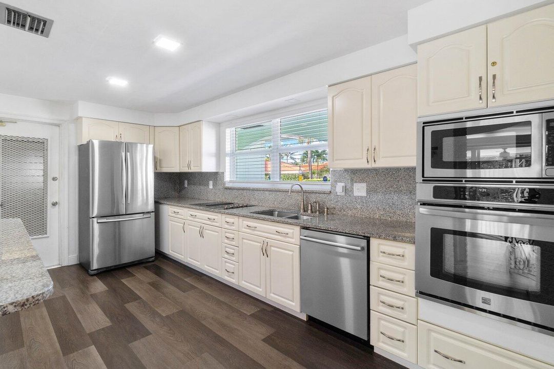 合同活跃: $1,196,898 (3 贝兹, 2 浴室, 1700 平方英尺)