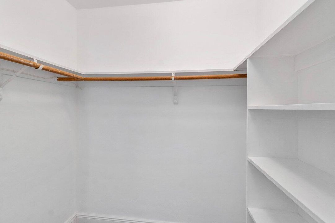 合同活跃: $1,196,898 (3 贝兹, 2 浴室, 1700 平方英尺)