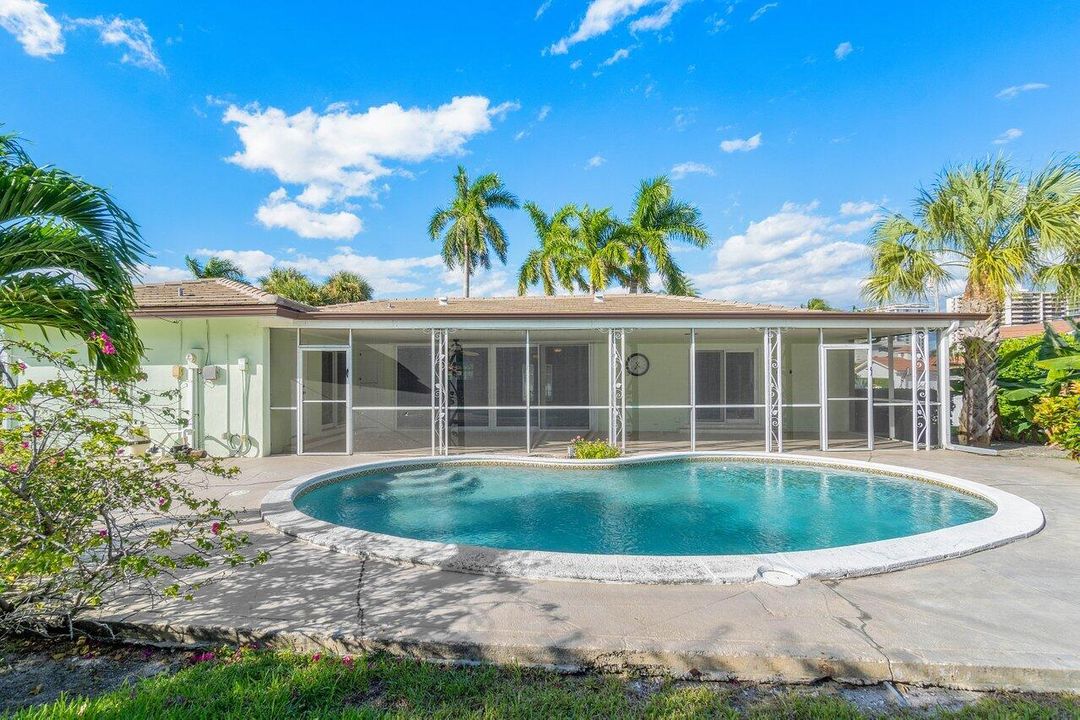 合同活跃: $1,196,898 (3 贝兹, 2 浴室, 1700 平方英尺)