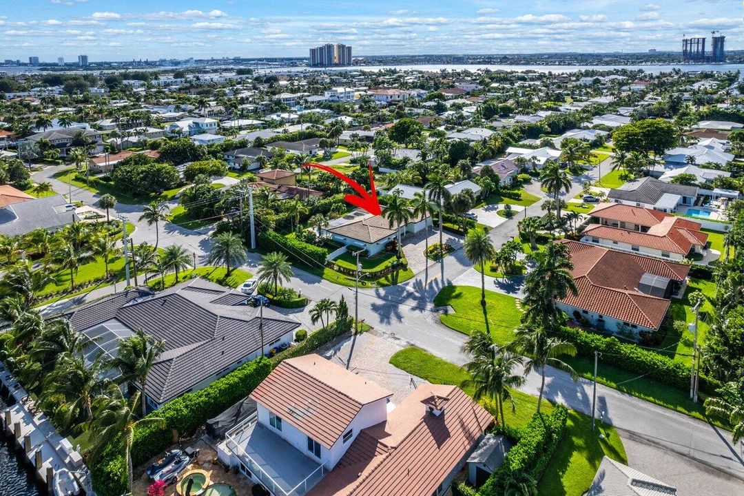 合同活跃: $1,196,898 (3 贝兹, 2 浴室, 1700 平方英尺)