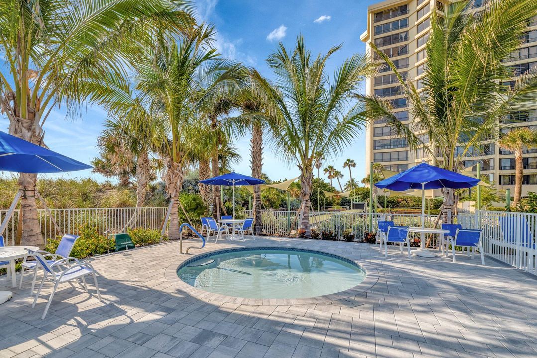 Active With Contract: $209,000 (1 beds, 1 baths, 897 Square Feet)