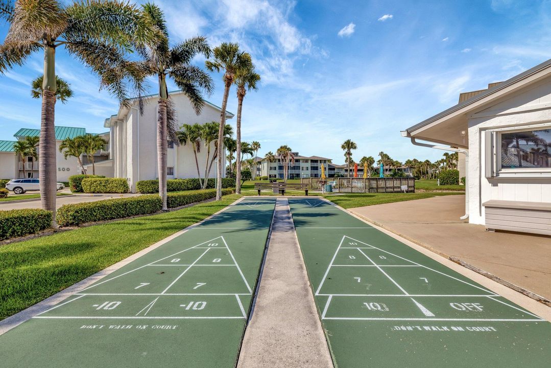 Active With Contract: $209,000 (1 beds, 1 baths, 897 Square Feet)