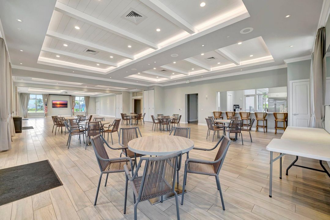 Active With Contract: $209,000 (1 beds, 1 baths, 897 Square Feet)