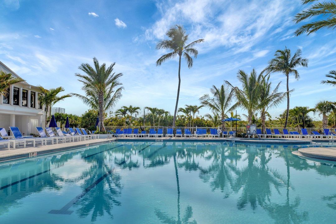 Active With Contract: $209,000 (1 beds, 1 baths, 897 Square Feet)