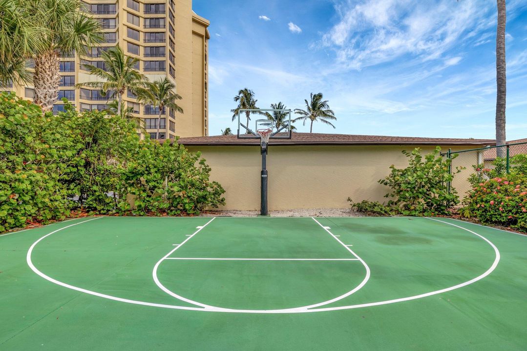 Active With Contract: $209,000 (1 beds, 1 baths, 897 Square Feet)