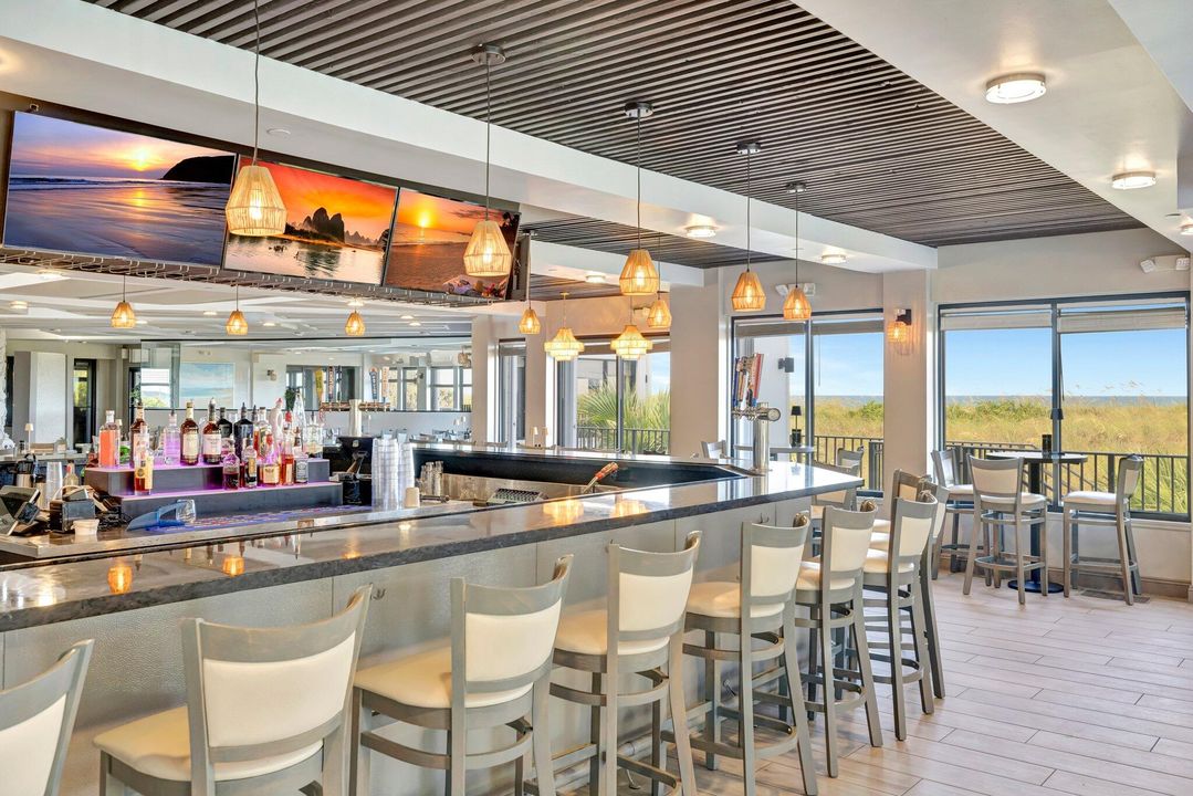 Active With Contract: $209,000 (1 beds, 1 baths, 897 Square Feet)