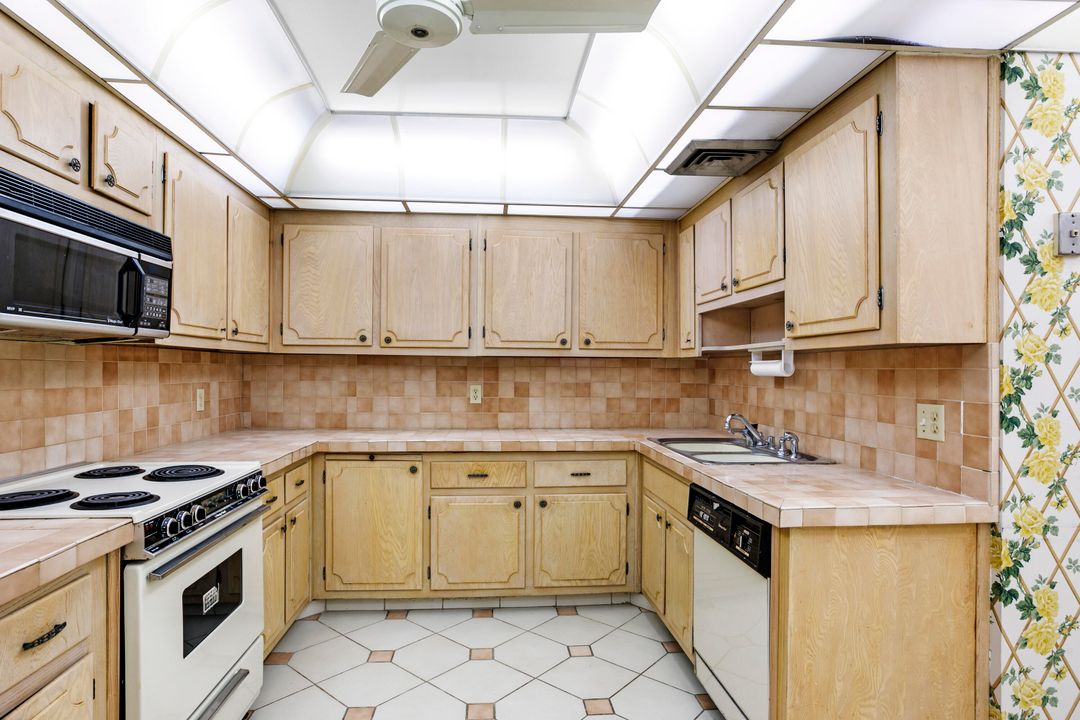 Active With Contract: $3,400,000 (2 beds, 2 baths, 2076 Square Feet)