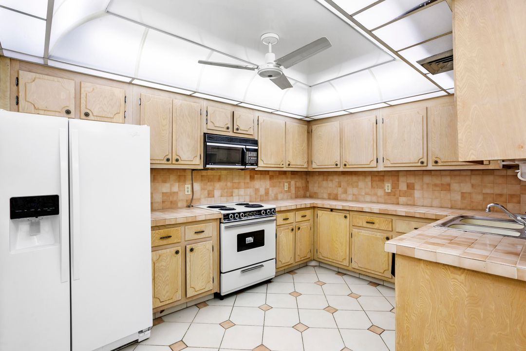 Active With Contract: $3,400,000 (2 beds, 2 baths, 2076 Square Feet)