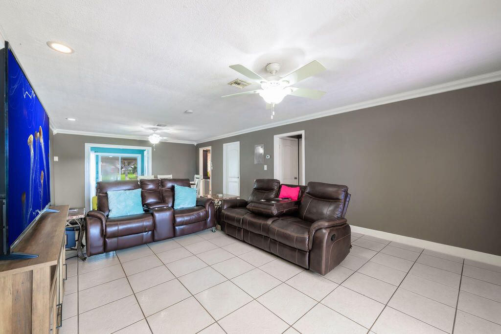 For Sale: $359,000 (4 beds, 3 baths, 2333 Square Feet)