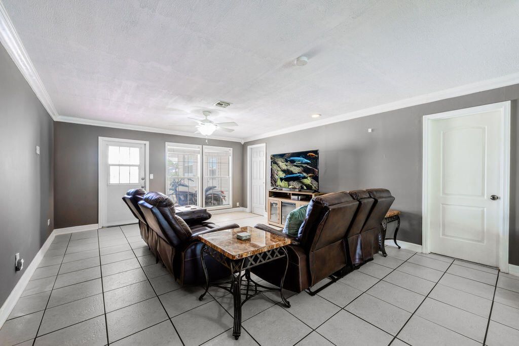 For Sale: $359,000 (4 beds, 3 baths, 2333 Square Feet)