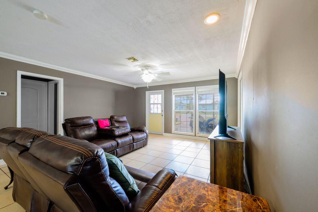 For Sale: $359,000 (4 beds, 3 baths, 2333 Square Feet)