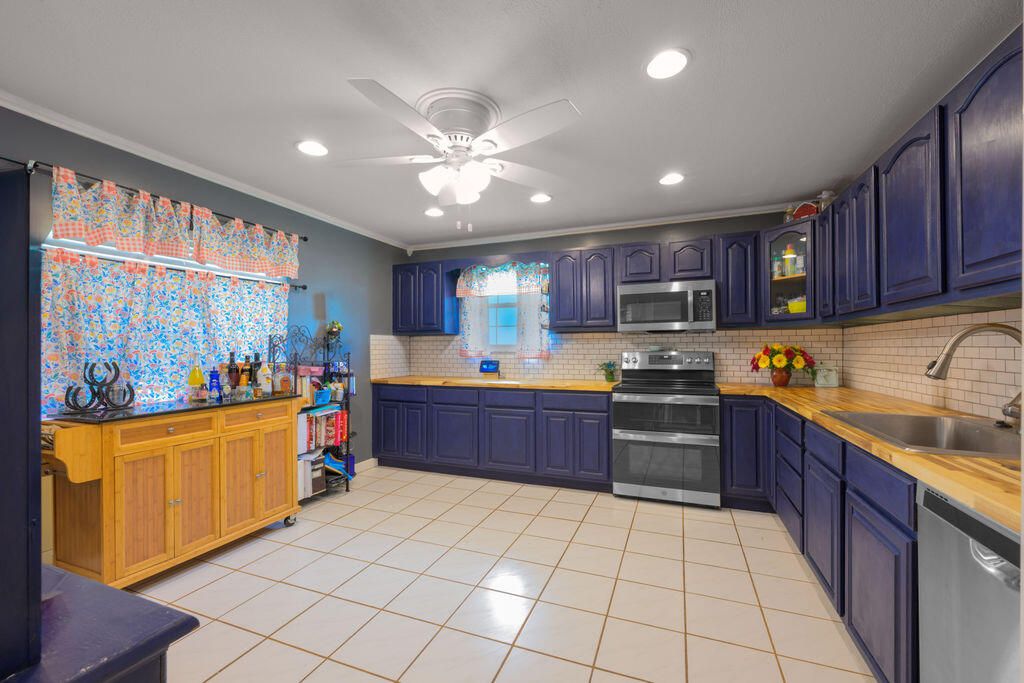 For Sale: $359,000 (4 beds, 3 baths, 2333 Square Feet)