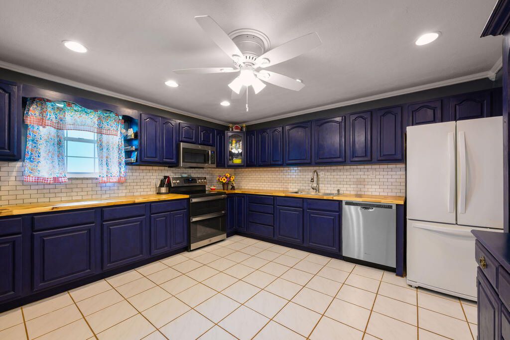 For Sale: $359,000 (4 beds, 3 baths, 2333 Square Feet)