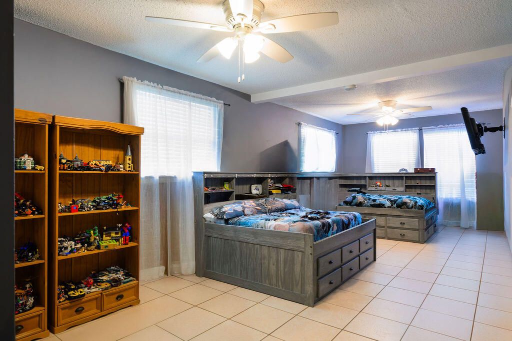 For Sale: $359,000 (4 beds, 3 baths, 2333 Square Feet)