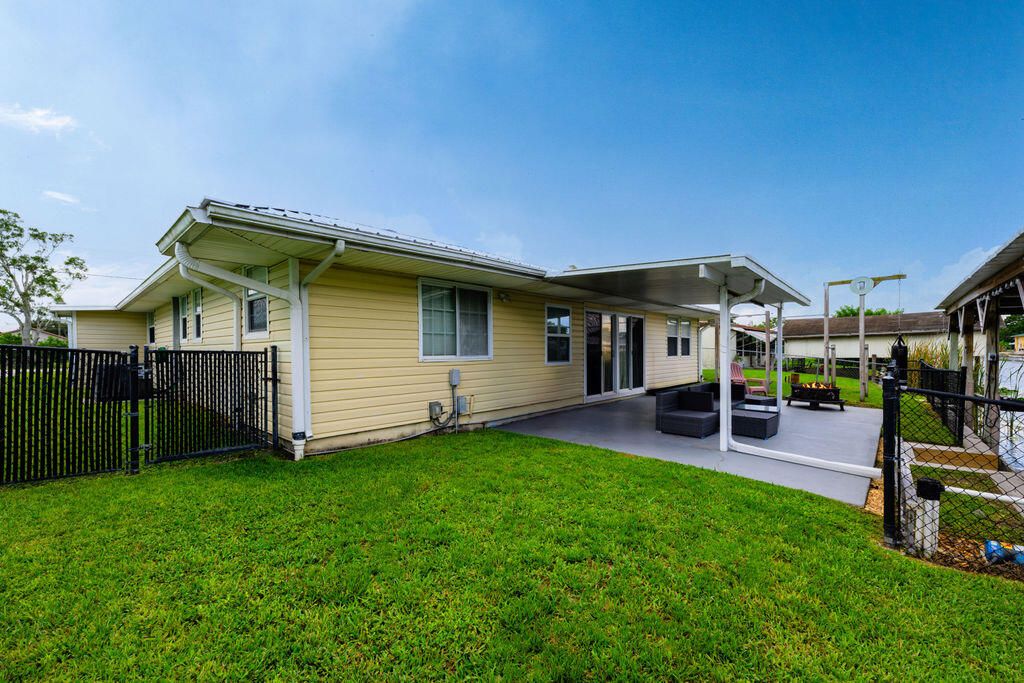 For Sale: $359,000 (4 beds, 3 baths, 2333 Square Feet)