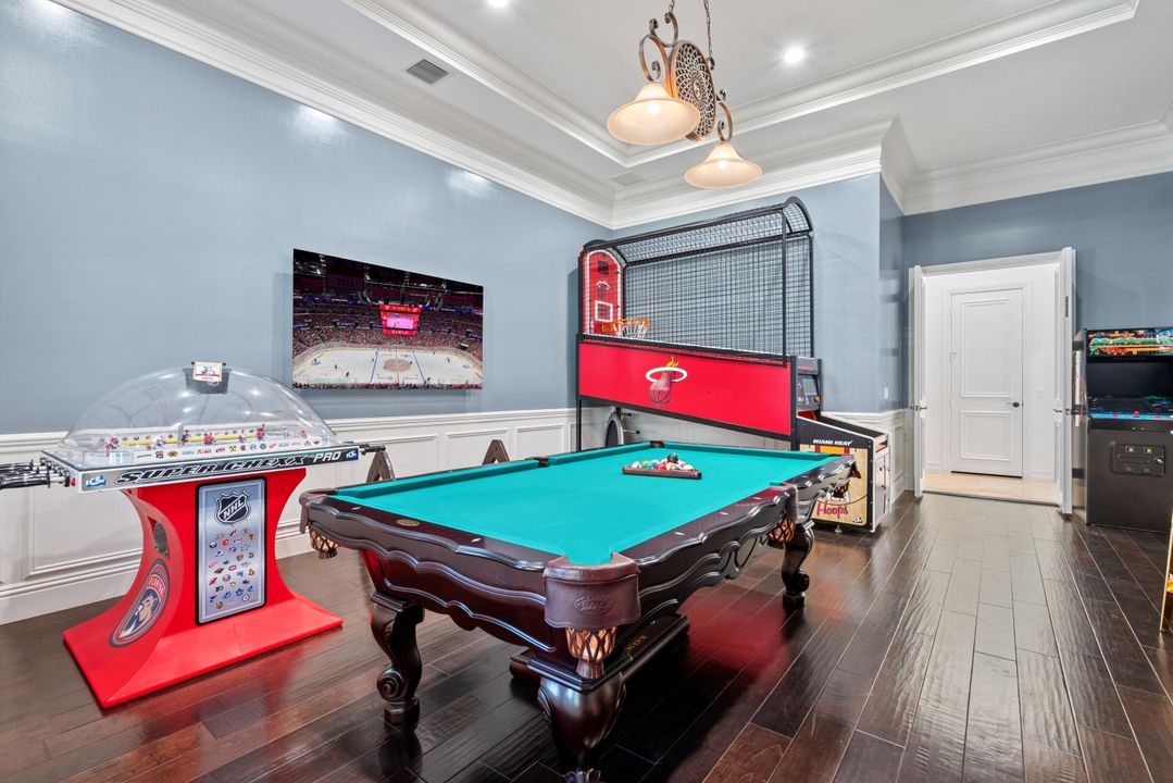 Под контрактом: $2,750,000 (5 спален, 5 ванн, 6080 Квадратных фут)