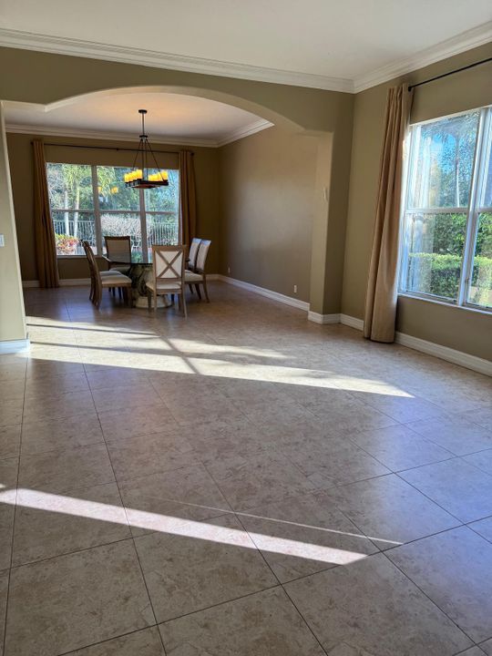 Под контрактом: $5,800 (6 спален, 4 ванн, 4147 Квадратных фут)