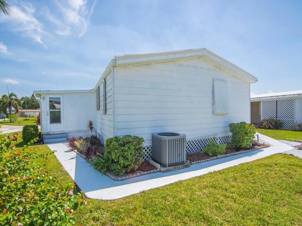 For Sale: $74,900 (2 beds, 2 baths, 1376 Square Feet)