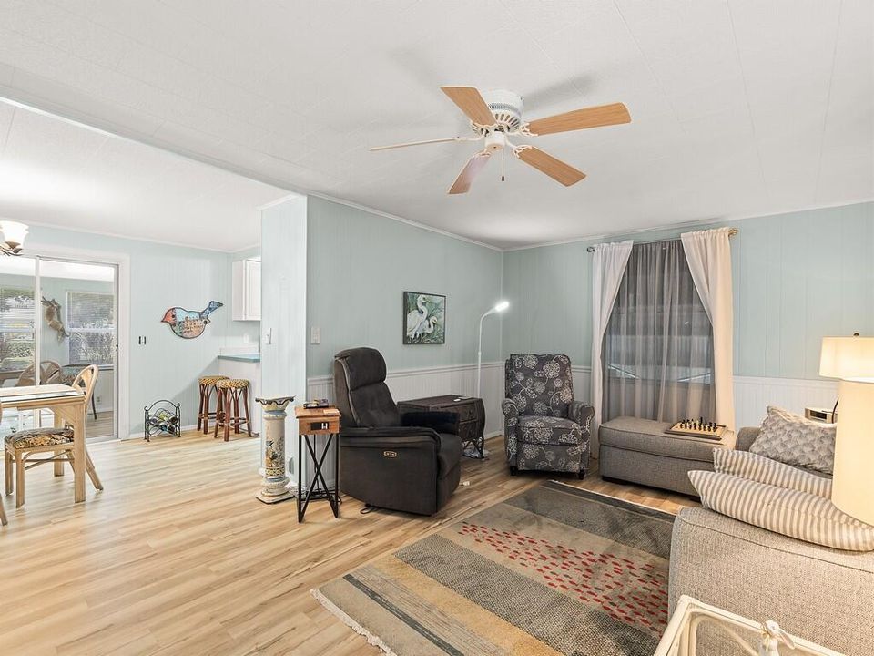 For Sale: $74,900 (2 beds, 2 baths, 1376 Square Feet)