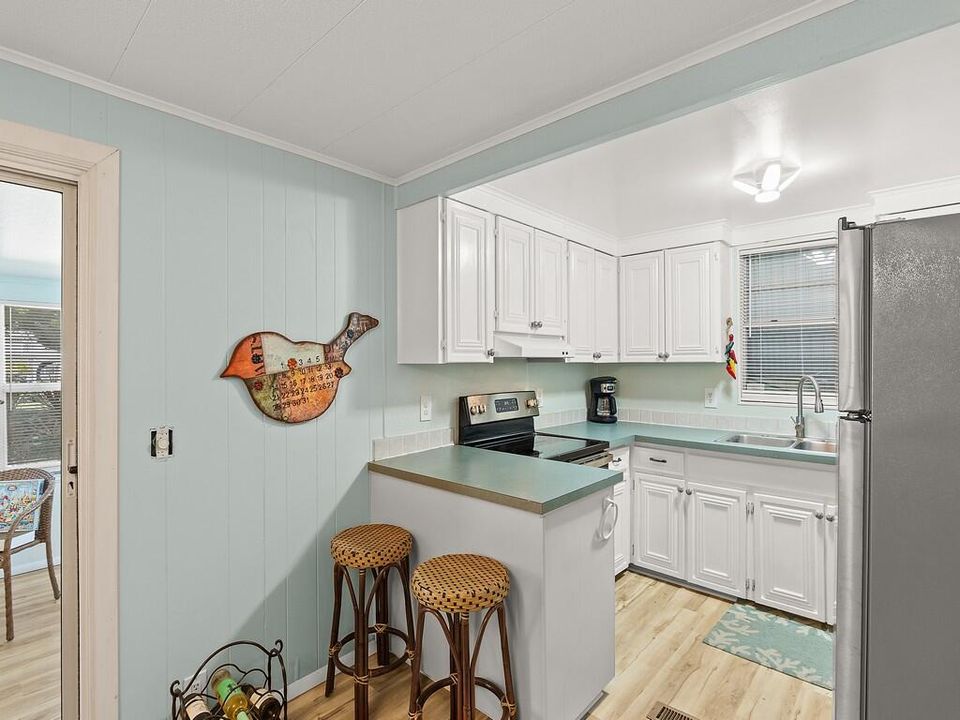 For Sale: $74,900 (2 beds, 2 baths, 1376 Square Feet)