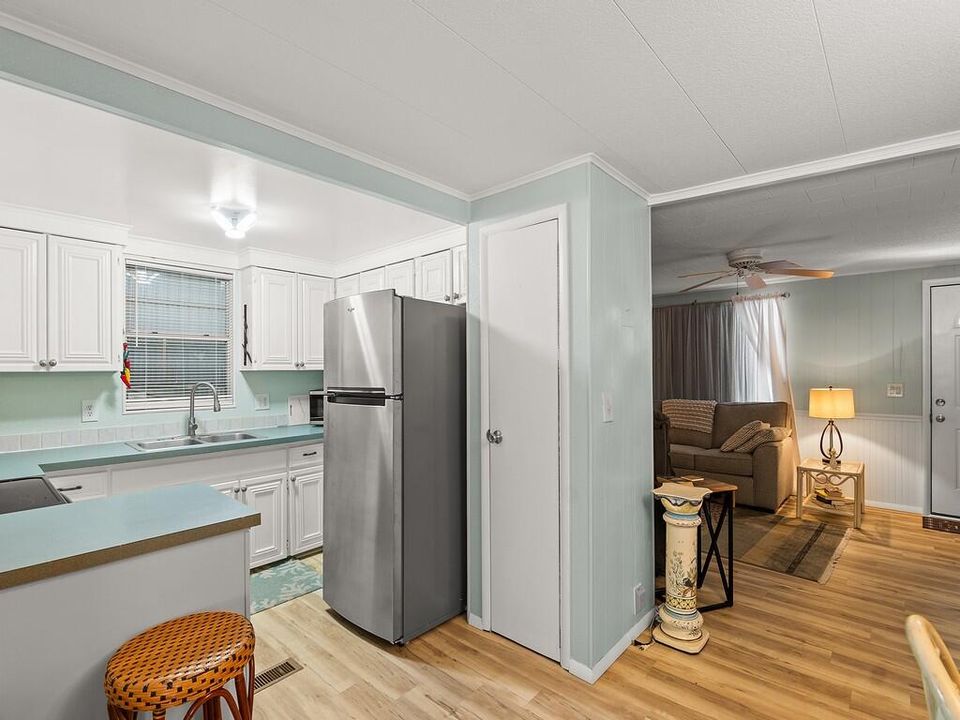 For Sale: $74,900 (2 beds, 2 baths, 1376 Square Feet)