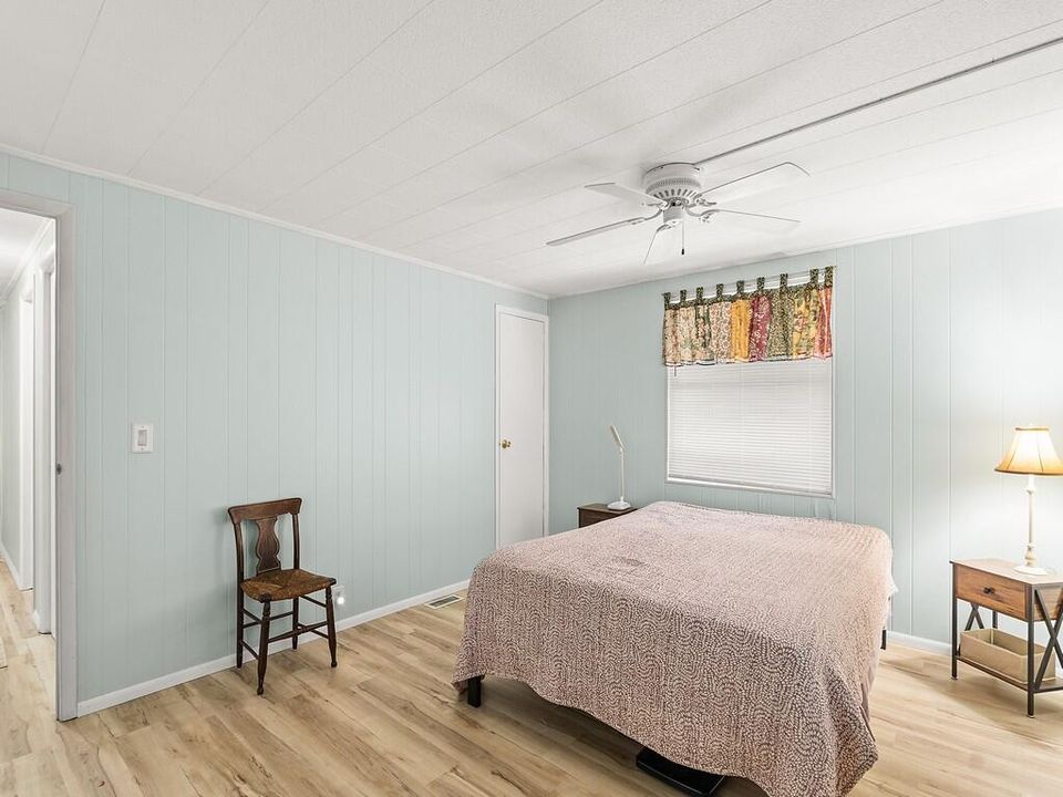 For Sale: $74,900 (2 beds, 2 baths, 1376 Square Feet)