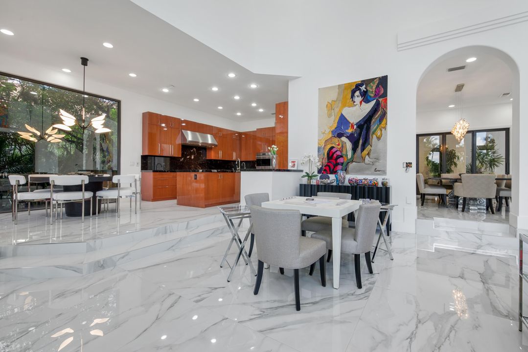 For Sale: $5,975,000 (5 beds, 7 baths, 7116 Square Feet)