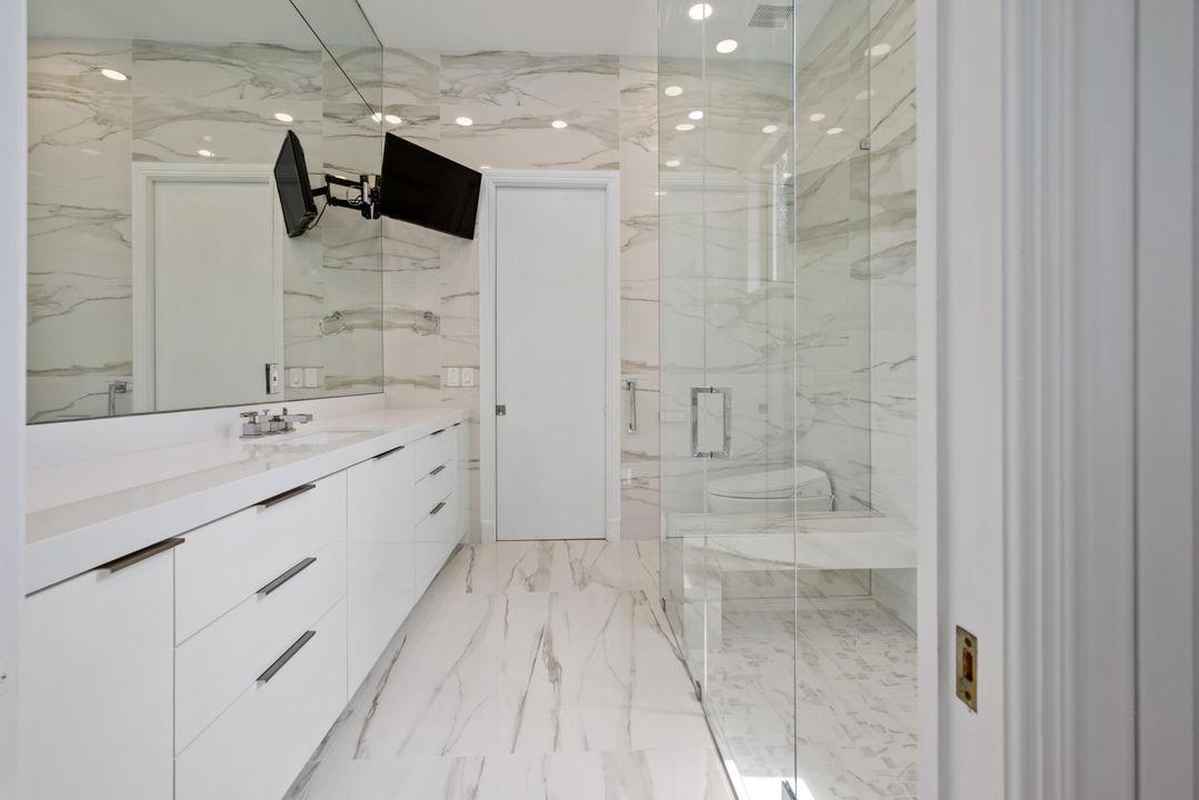 For Sale: $5,975,000 (5 beds, 7 baths, 7116 Square Feet)