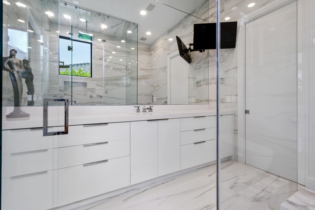 For Sale: $5,975,000 (5 beds, 7 baths, 7116 Square Feet)