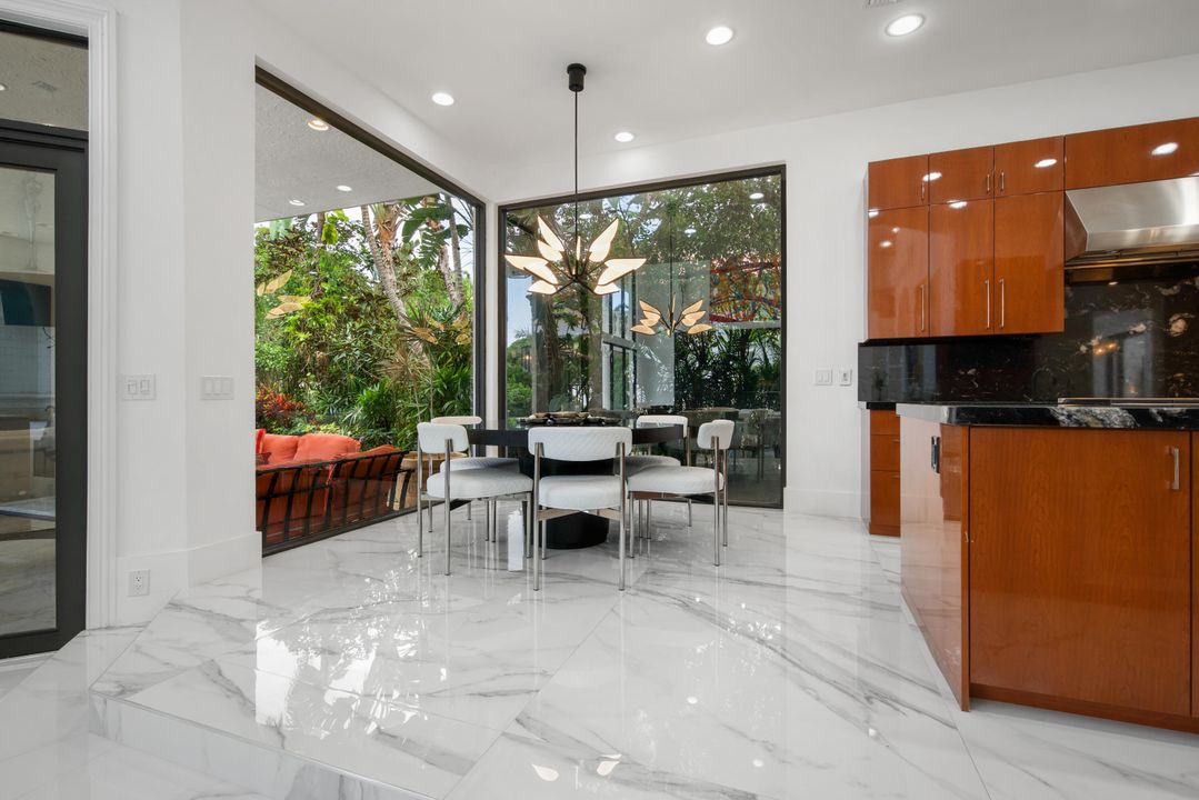 For Sale: $5,975,000 (5 beds, 7 baths, 7116 Square Feet)