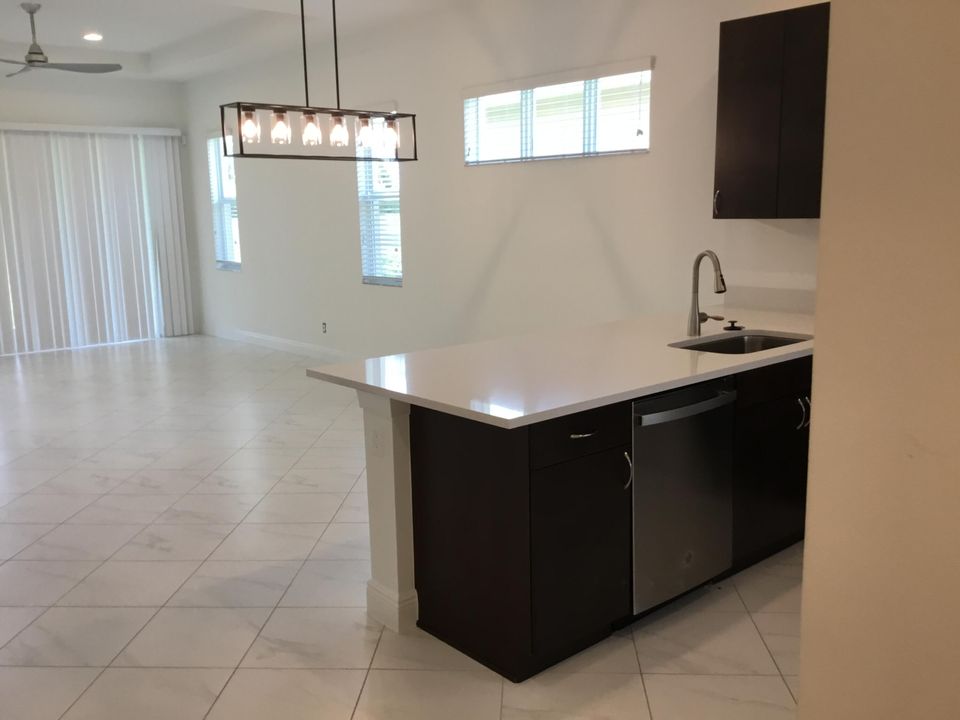 Active With Contract: $2,700 (2 beds, 2 baths, 1646 Square Feet)