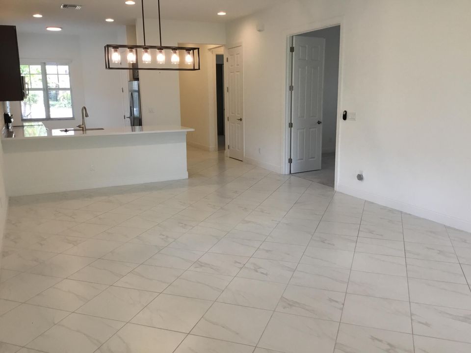 Active With Contract: $2,700 (2 beds, 2 baths, 1646 Square Feet)