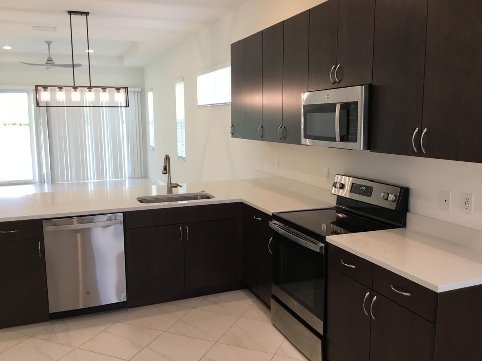 Active With Contract: $2,700 (2 beds, 2 baths, 1646 Square Feet)