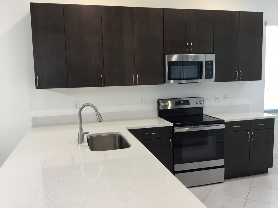 Active With Contract: $2,700 (2 beds, 2 baths, 1646 Square Feet)