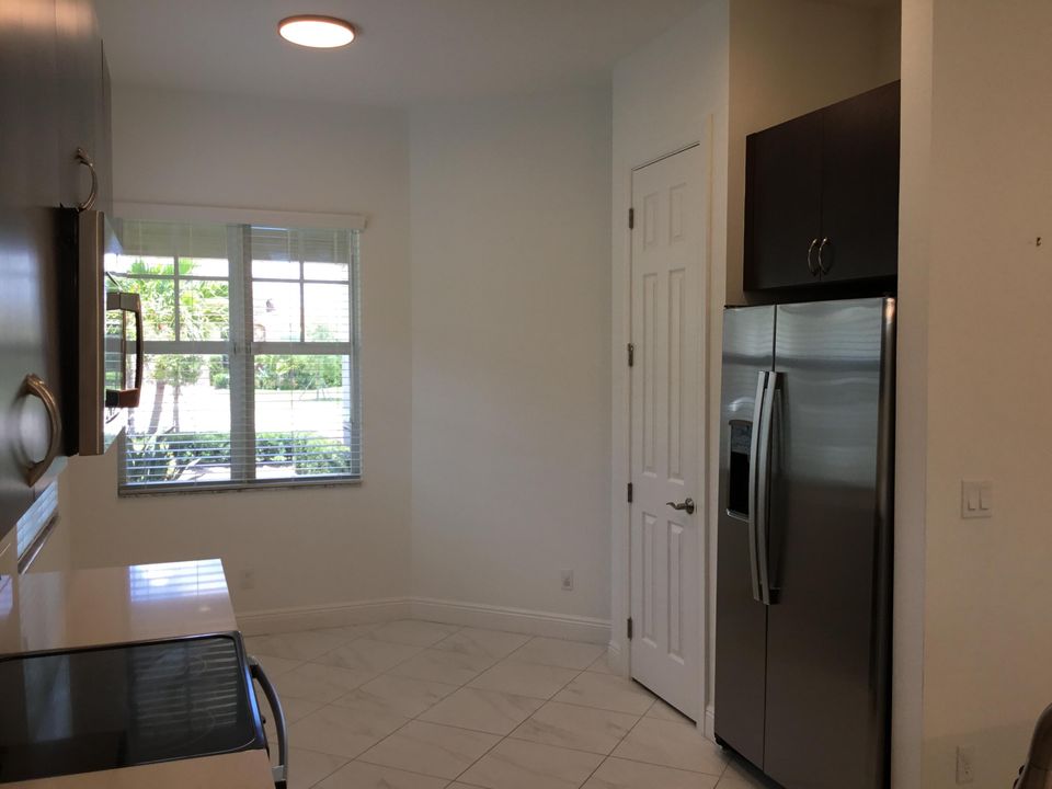Active With Contract: $2,700 (2 beds, 2 baths, 1646 Square Feet)