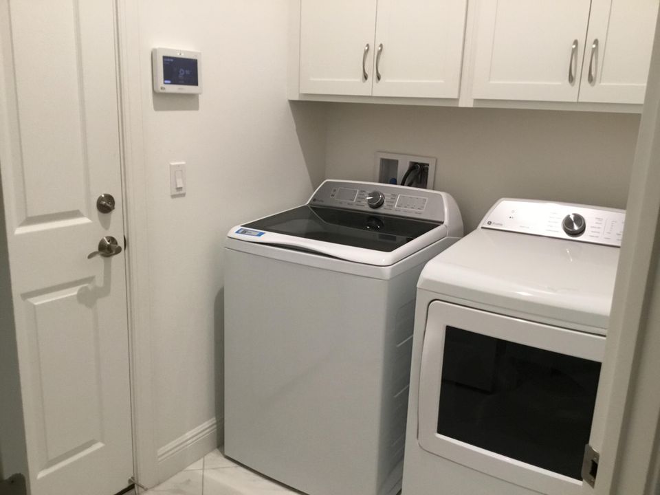 Active With Contract: $2,700 (2 beds, 2 baths, 1646 Square Feet)