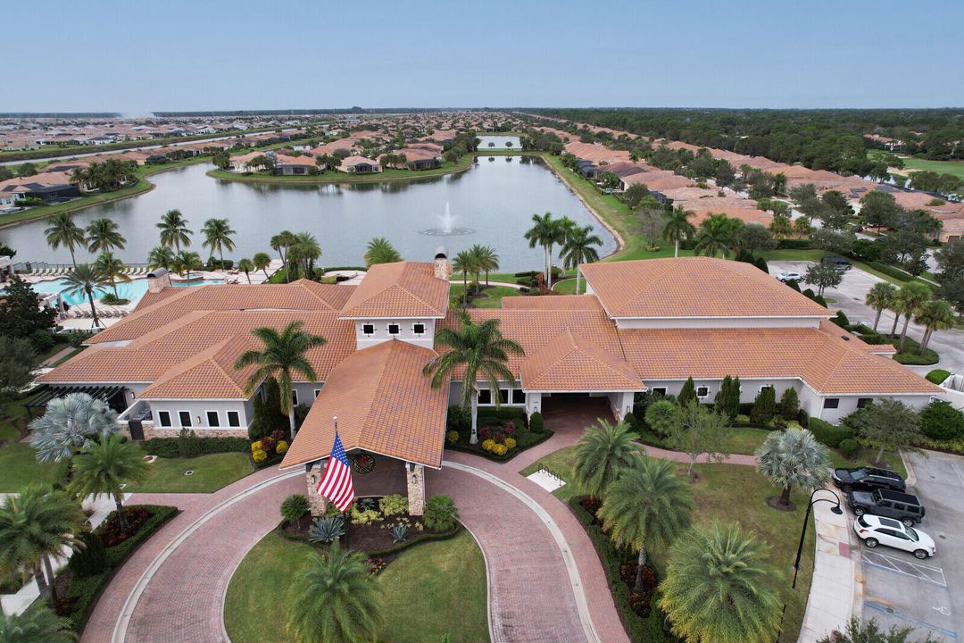 Active With Contract: $2,700 (2 beds, 2 baths, 1646 Square Feet)