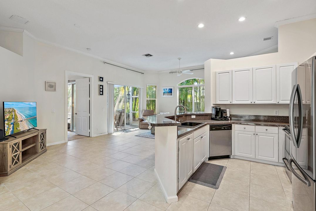 Active With Contract: $4,500 (2 beds, 2 baths, 1548 Square Feet)