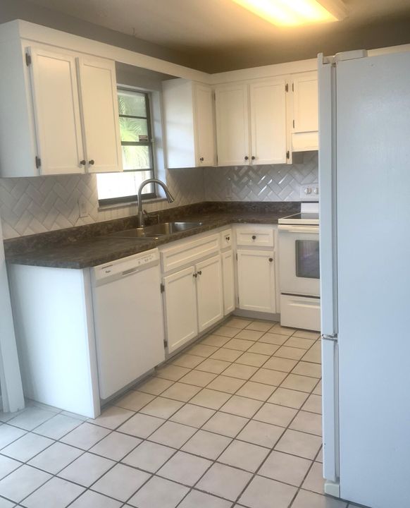 Под контрактом: $2,295 (2 спален, 2 ванн, 1145 Квадратных фут)