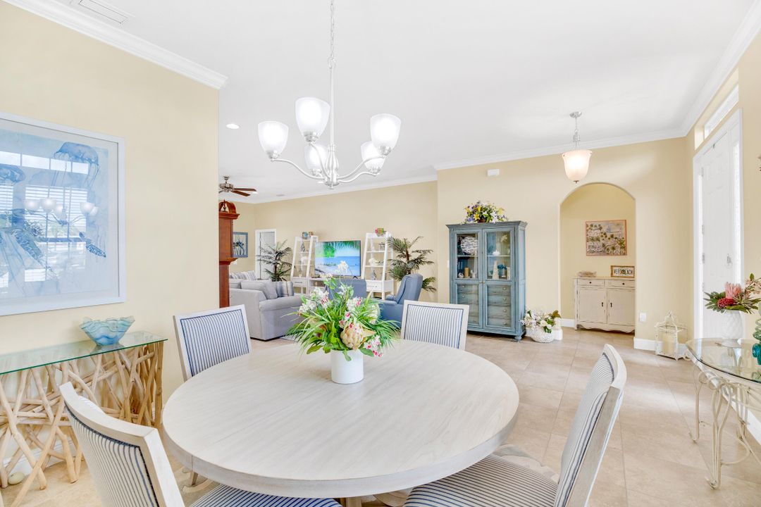 合同活跃: $639,000 (3 贝兹, 2 浴室, 2261 平方英尺)