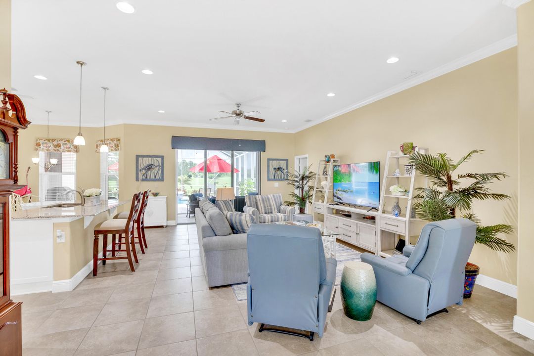 合同活跃: $639,000 (3 贝兹, 2 浴室, 2261 平方英尺)