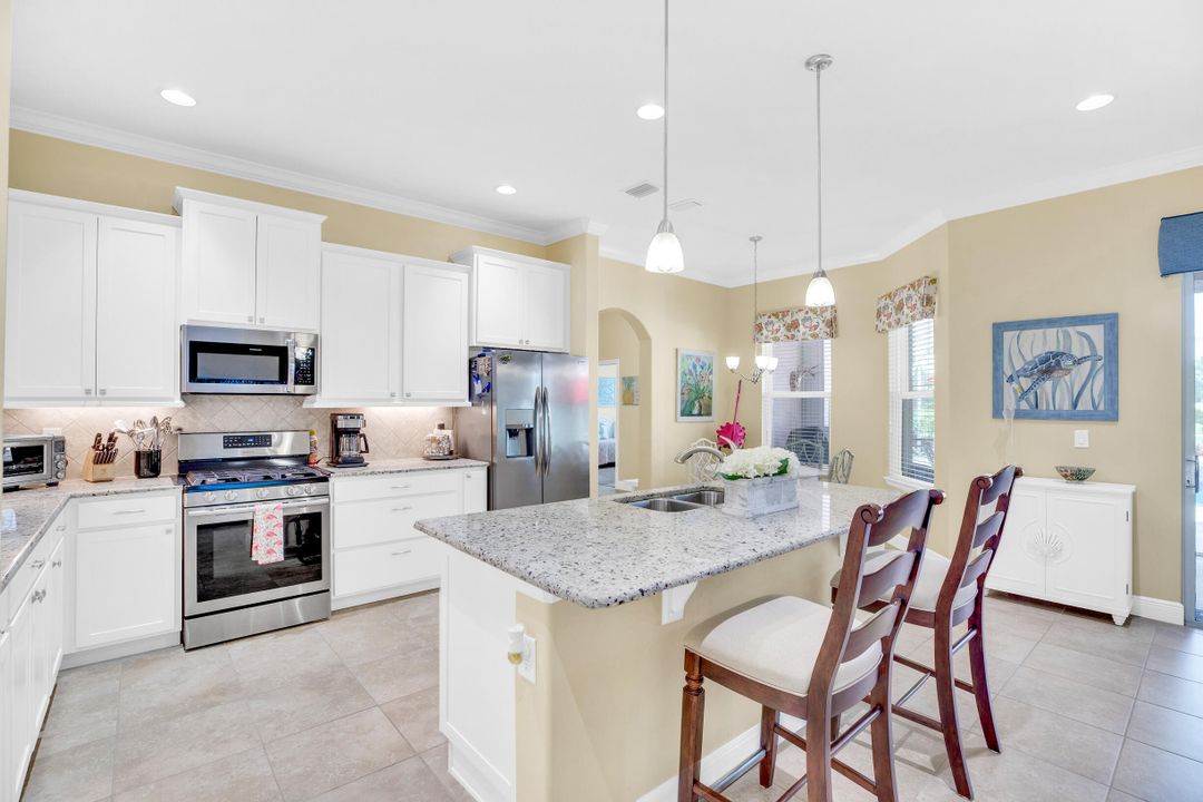 合同活跃: $639,000 (3 贝兹, 2 浴室, 2261 平方英尺)