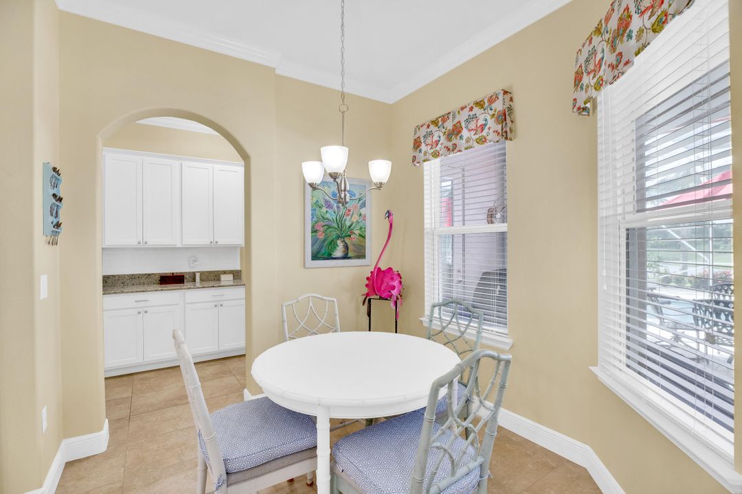 合同活跃: $639,000 (3 贝兹, 2 浴室, 2261 平方英尺)