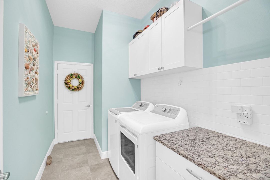 合同活跃: $639,000 (3 贝兹, 2 浴室, 2261 平方英尺)