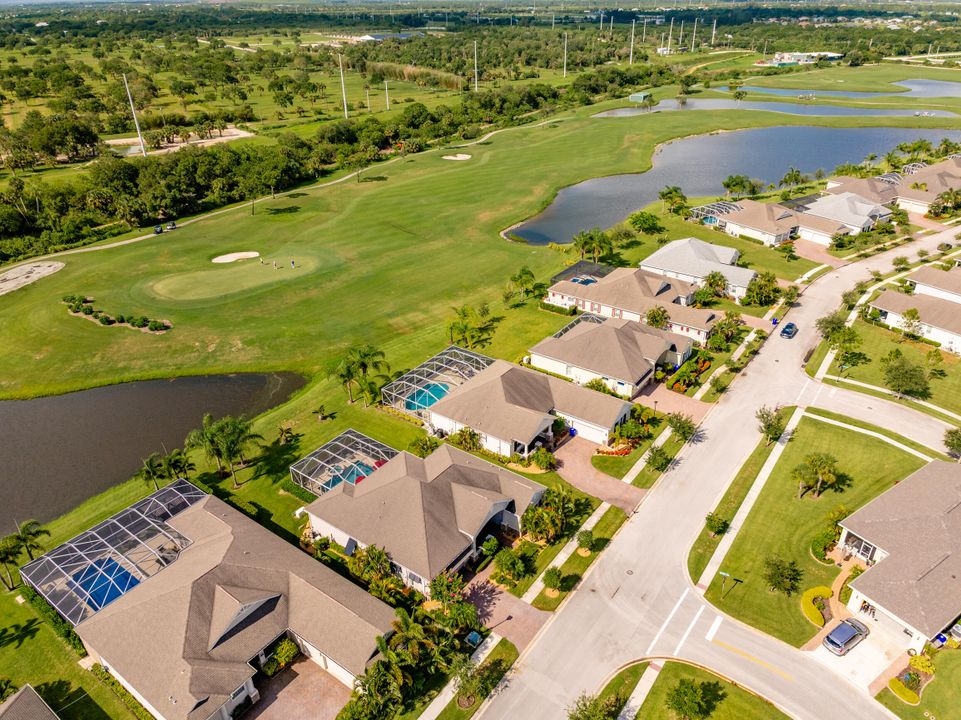 合同活跃: $639,000 (3 贝兹, 2 浴室, 2261 平方英尺)