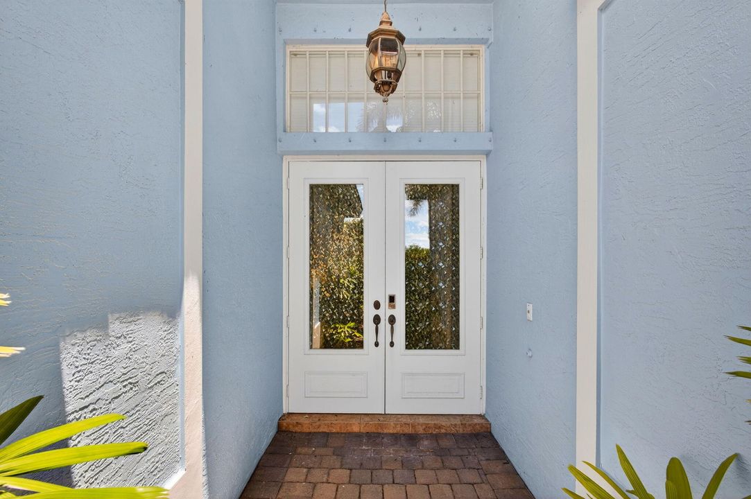 For Sale: $515,000 (2 beds, 2 baths, 2085 Square Feet)