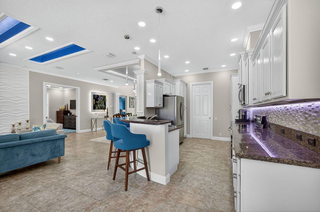 For Sale: $515,000 (2 beds, 2 baths, 2085 Square Feet)