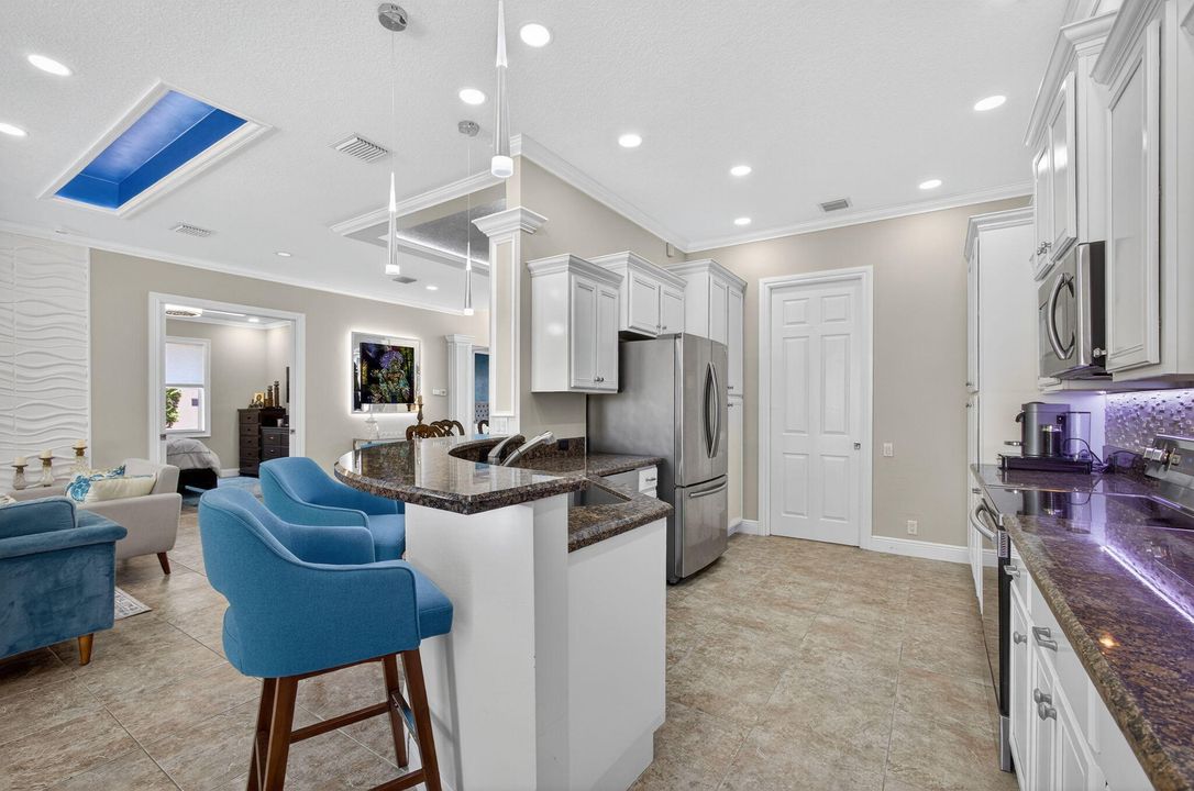 For Sale: $515,000 (2 beds, 2 baths, 2085 Square Feet)