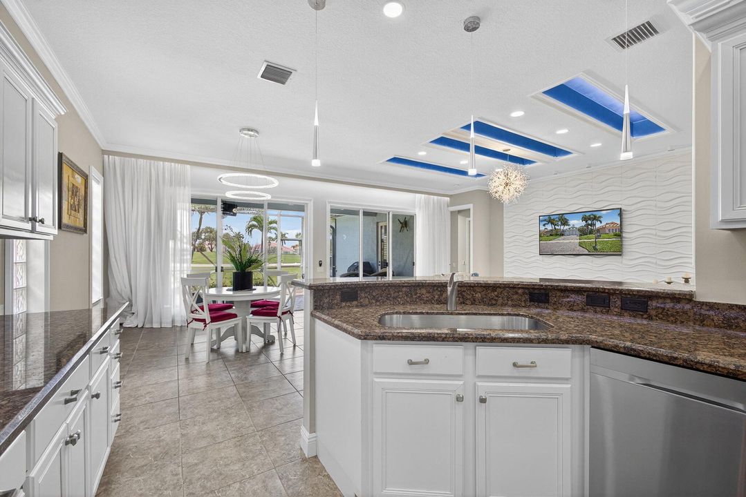 For Sale: $515,000 (2 beds, 2 baths, 2085 Square Feet)