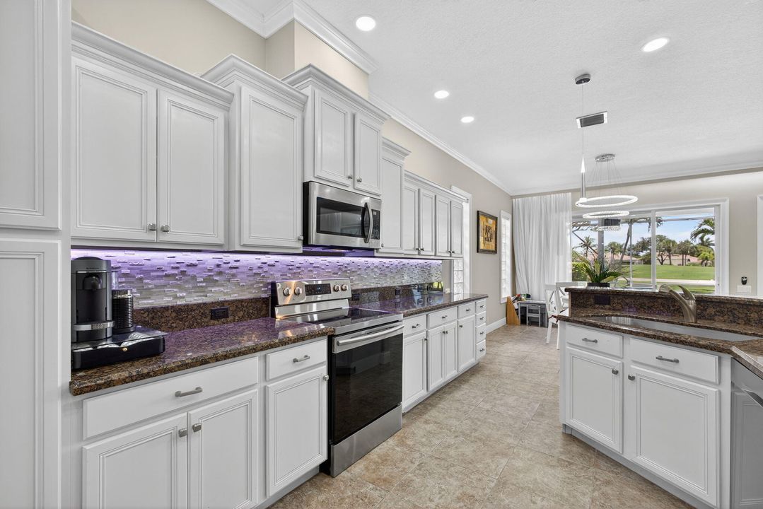 For Sale: $515,000 (2 beds, 2 baths, 2085 Square Feet)